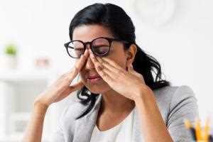 Cukání v levém oku: příčiny, léčba a prevence