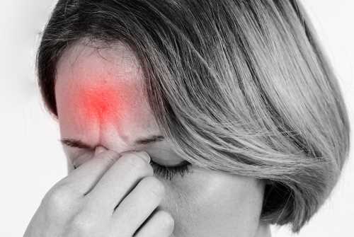 Bolest hlavy před menstruací: Příčiny a léčba