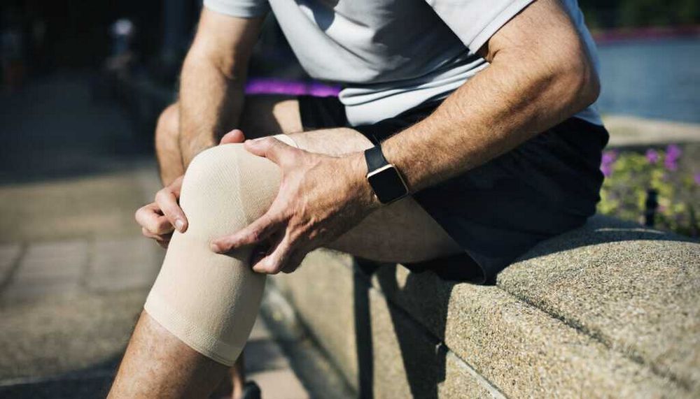 Bolest kolena při chůzi ze schodů: příčiny, symptomy a léčba
