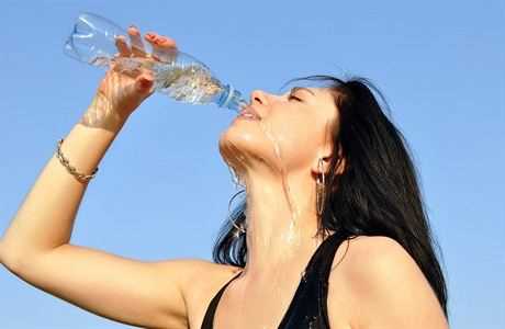 Pití pouze vody pro hubnutí - nejlepší způsob, jak ztratit váhu