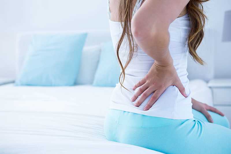 Bolest zad při nádechu: příčiny, symptomy a léčba