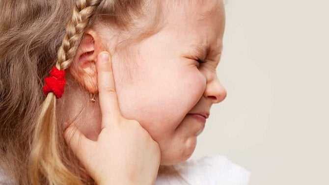 Domácí výplach uší přírodní a účinná metoda péče o sluch