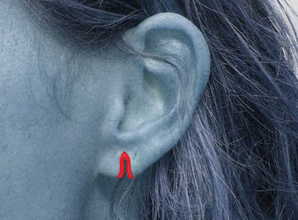 Druhá dírka v uchu: jak na ni nosit naušnice