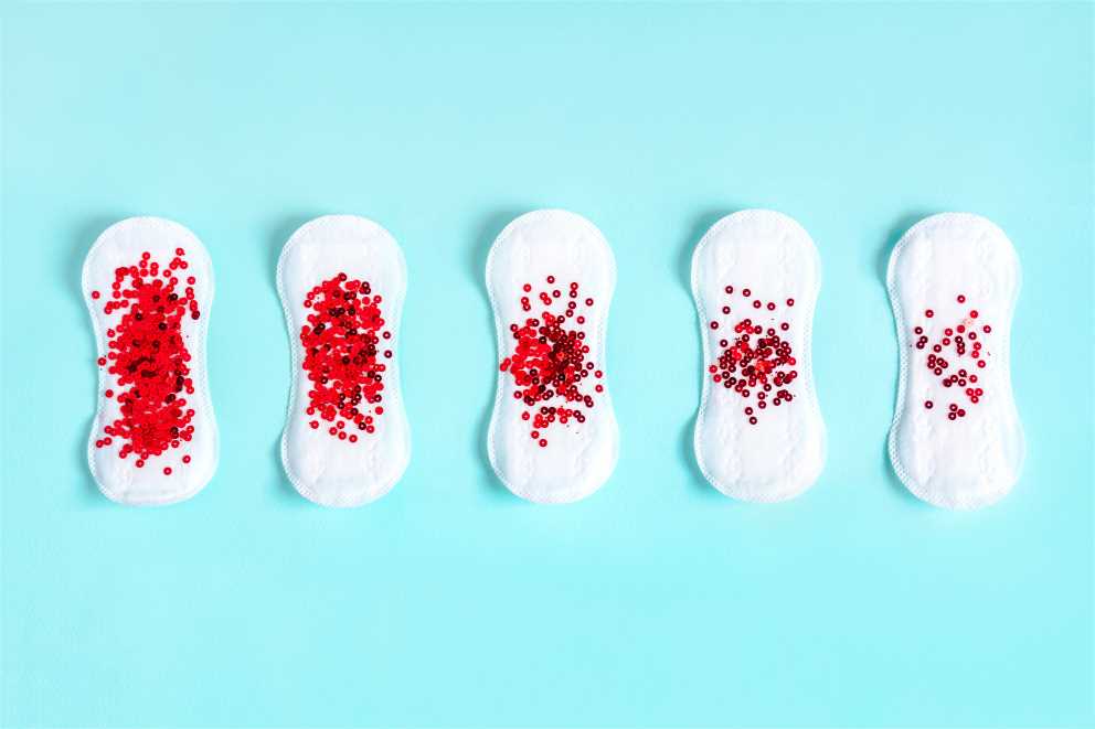 Jasně červená krev při menstruaci: příčiny a možné problémy