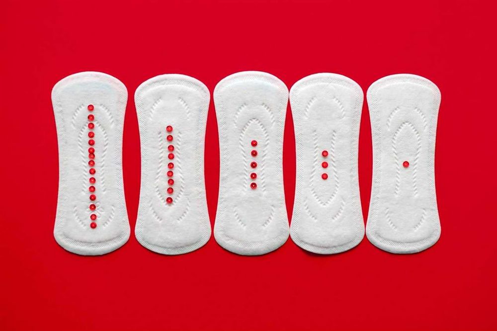 Jasně červená krev při menstruaci: příčiny a možné problémy