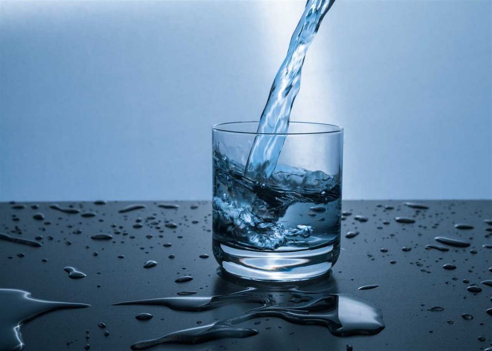 Pití teplé vody: proč je to důležité a jaké jsou jeho přínosy Pití teplé vody: proč je to důležité a jaké jsou jeho přínosy