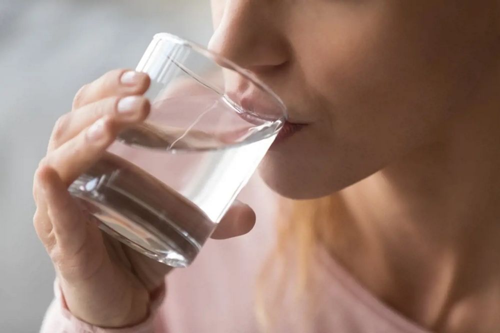 Pití teplé vody: proč je to důležité a jaké jsou jeho přínosy Pití teplé vody: proč je to důležité a jaké jsou jeho přínosy